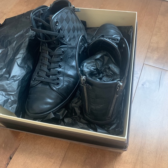 Louis Vuitton black leather boot zipper in back - Picture 2 of 5